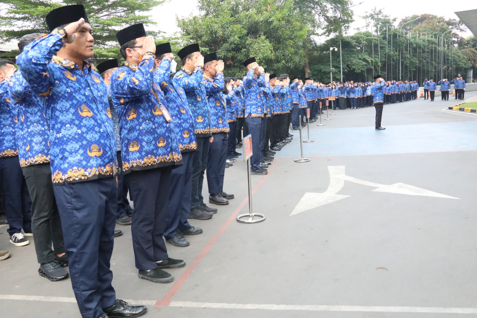 Para pegawai di lingkungan BNPB yang hadir mengikuti upacara Peringatan Hari Pahlawan ke-78 tahun 2023 di halaman Graha BNPB, Jakarta pada Jumat (10/11).
